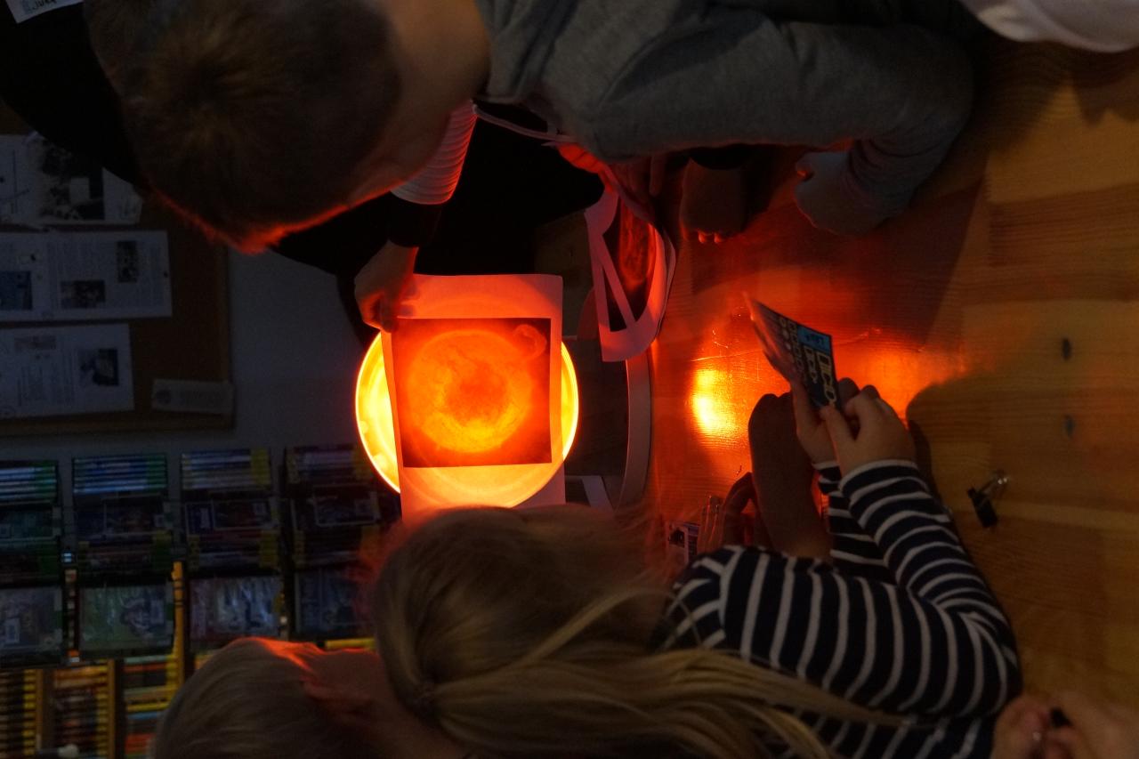 Kinder beim Experimentieren