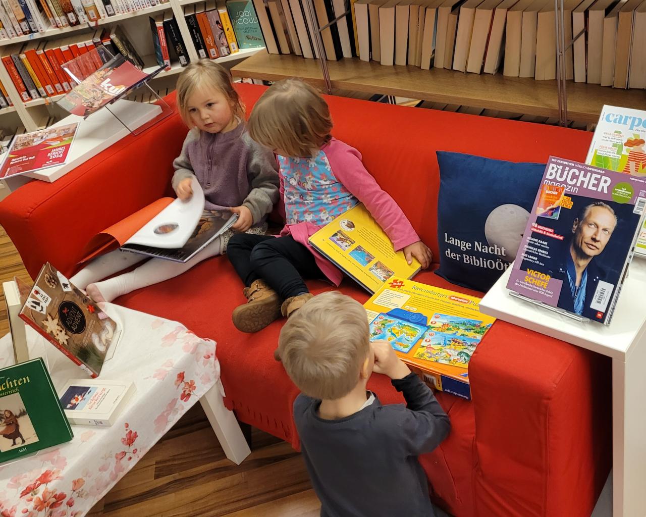 Kinder in der Bücherei