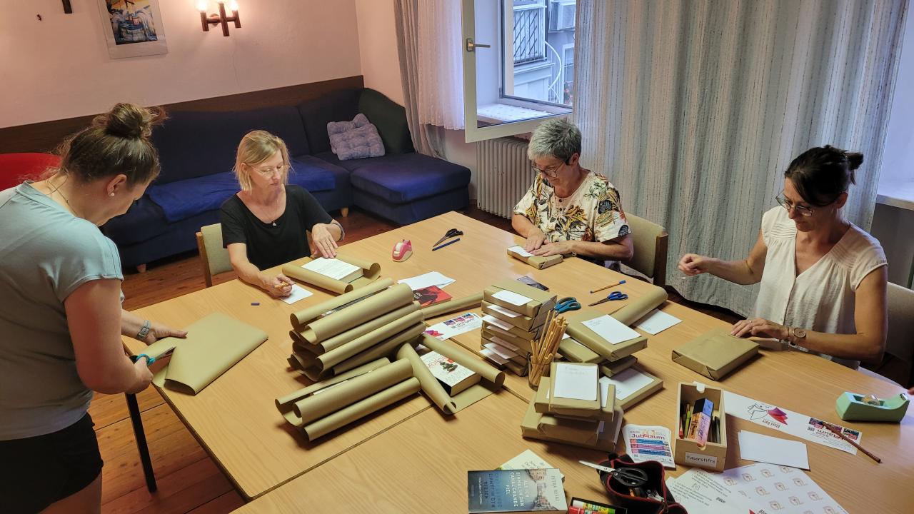 Mitarbeiterinnen beim Bücher einpacken
