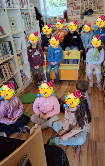 Kinder beim Vorlesen