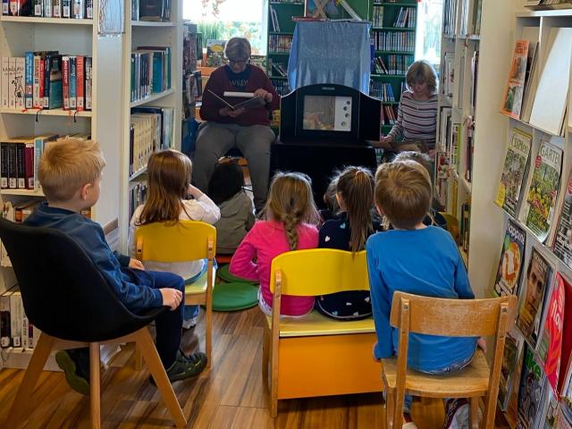 Kinder beim Vorlesen