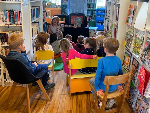 Kinder beim Vorlesen