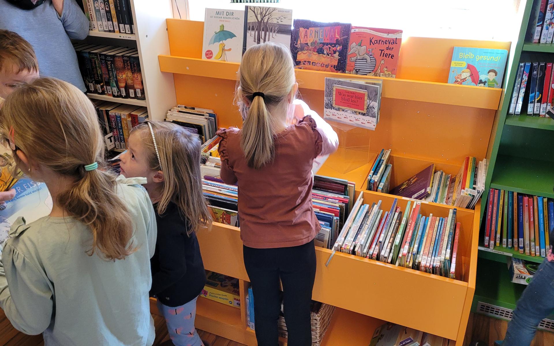 Kinder stöbern Bilderbücher