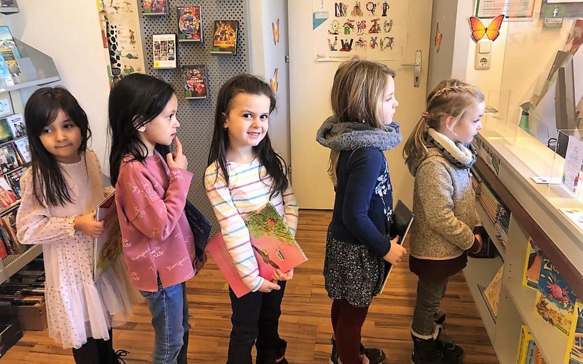 Kinder an der Ausleihe