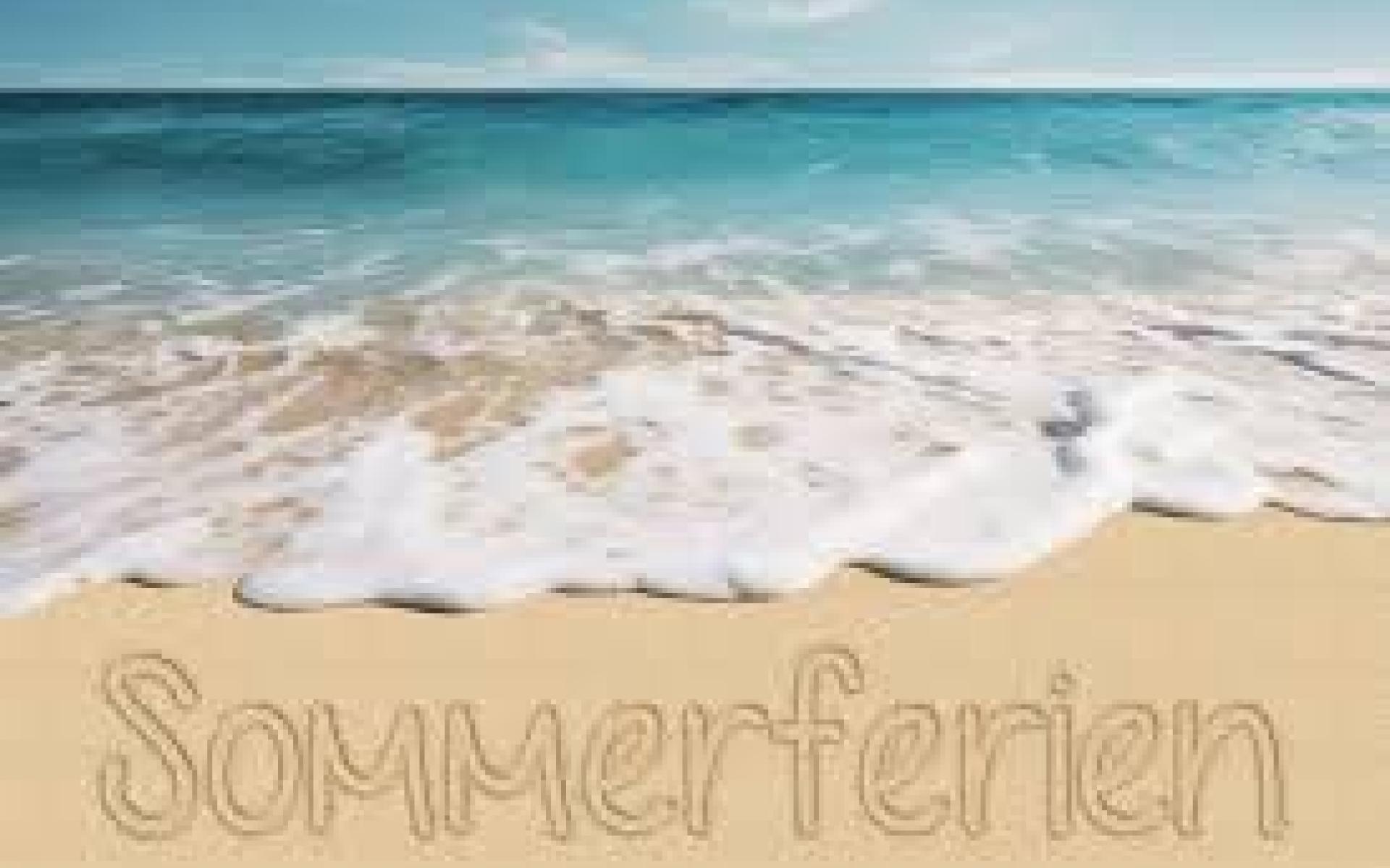 Strand und Meer mit Schriftzug Sommerferien