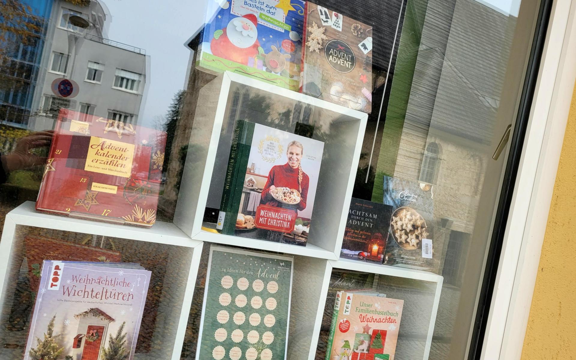 Foto vom Fenster mit ausgestellten Büchern
