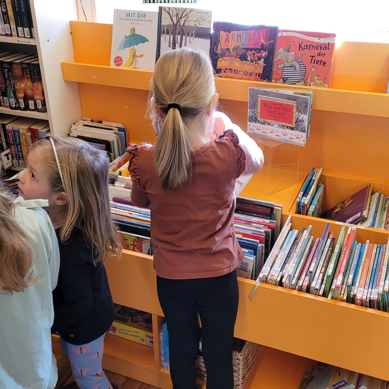 Kinder stöbern Bilderbücher