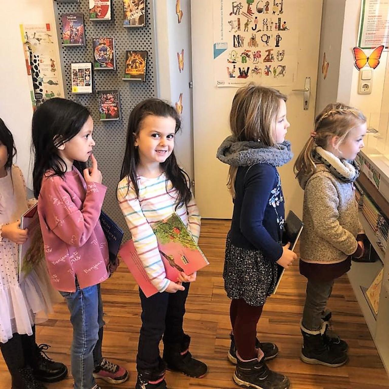 Kinder an der Ausleihe