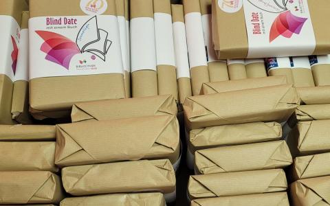 Schachtel mit verpackten Büchern